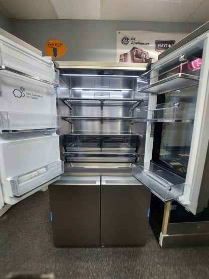 LG SIGNATURE 23 cu. ft. Smart wi-fi Enabled InstaView™ Door-in-Door® Counter-Depth Refrigerator (URNTC2306N)